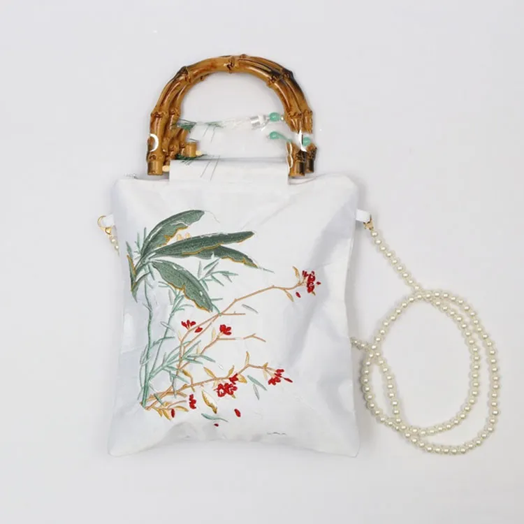 O que devo prestar atenção ao usar bolsas antigas de cetim