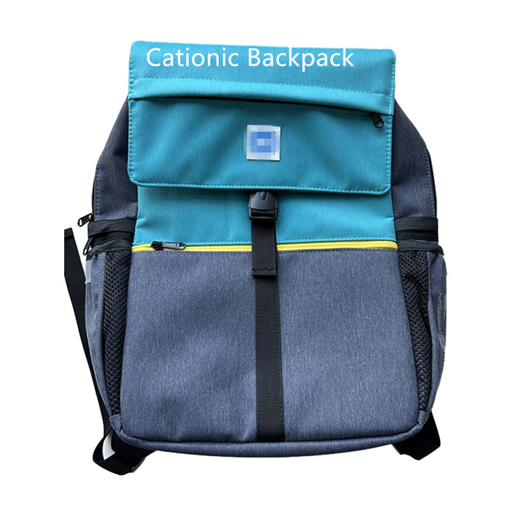 De que material é a mochila catiônica feita?