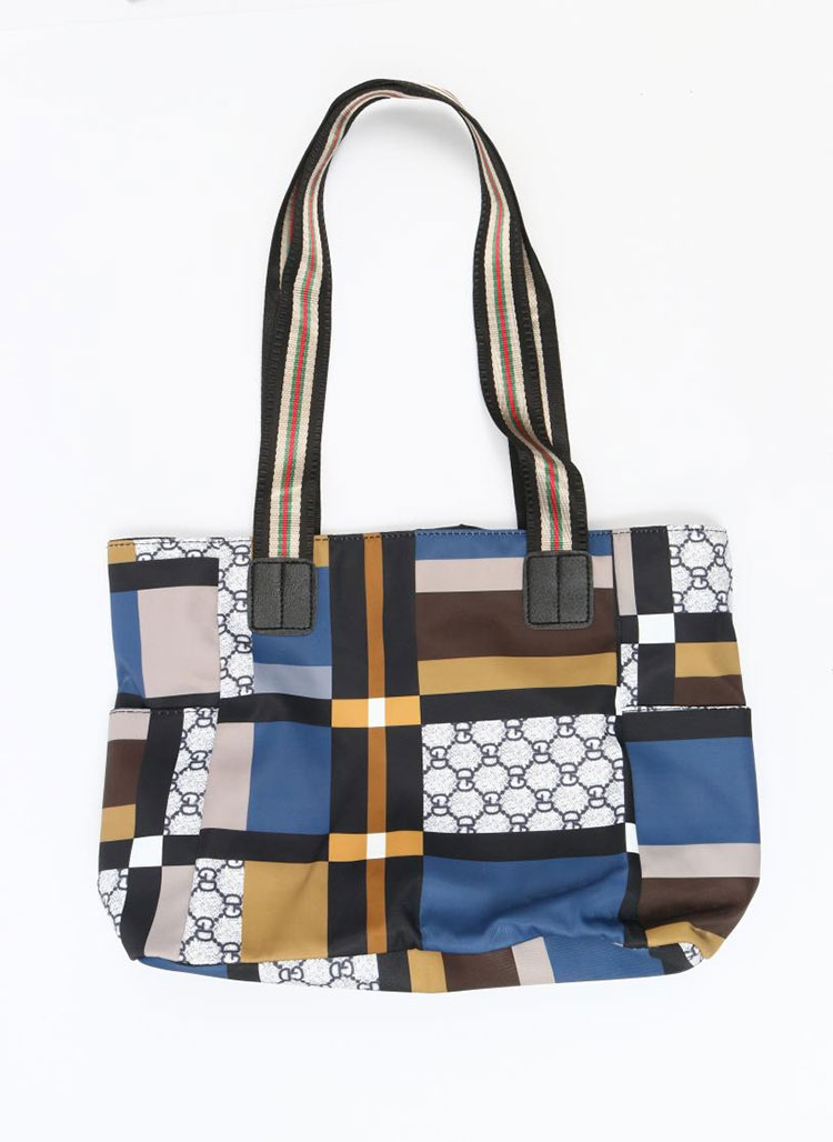 A praticidade das grandes bolsas de ombro durante as viagens